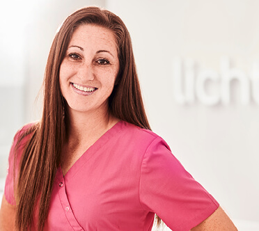 Mitarbeiterin der Zahnarztpraxis Lichtblick in Zirndorf